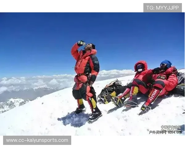 高山滑雪赛事志愿者团队精神文化建设成效显著，高山滑雪宣传标语